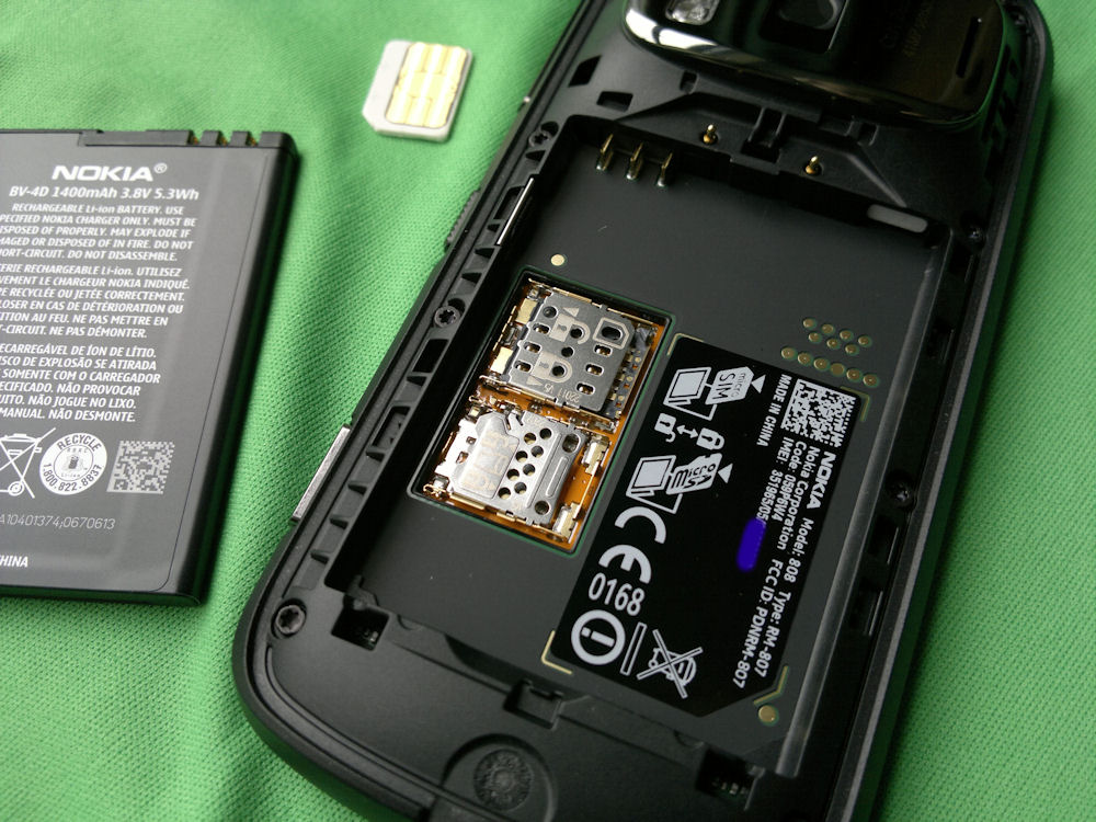 Nokia 808 with battery out